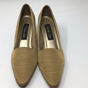 Amanda Scott gold pumps! Perfect for fall! 8 & 1/2